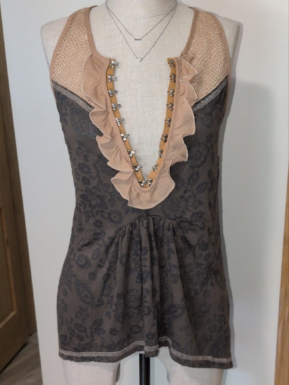 Med Vintage Women’s Khaki Mustard Ruffle V-Neck Tank Top - Picture 9 of 9
